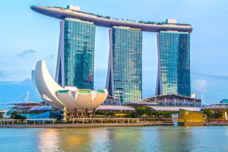 Man Recorded Cards With Cell Phone at Marina Bay Sands