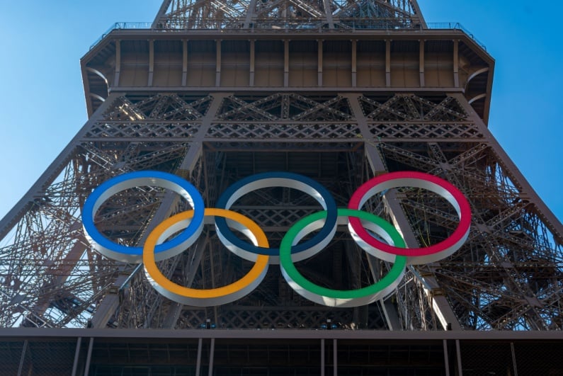 Olympic logo on eiffel tower