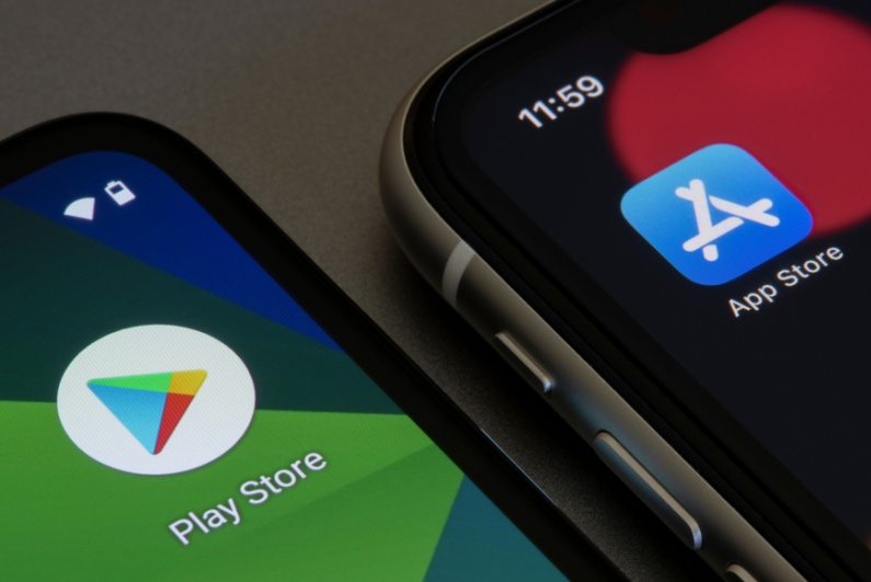 Google Play store and Apple App store icons