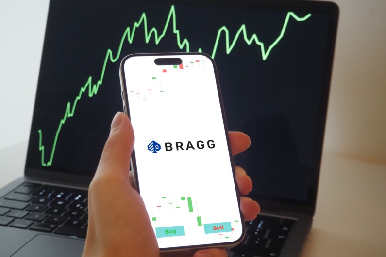 Bragg logo on phone